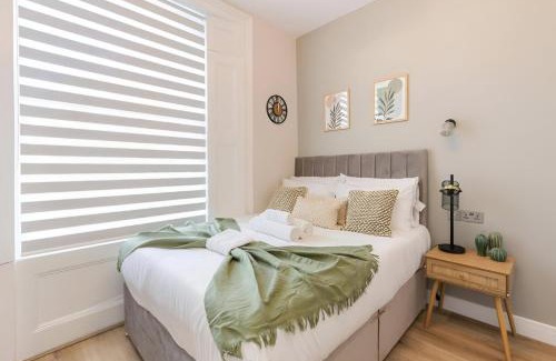Dalston Apartment | Bright and Airy Studio with Minimalist Charm