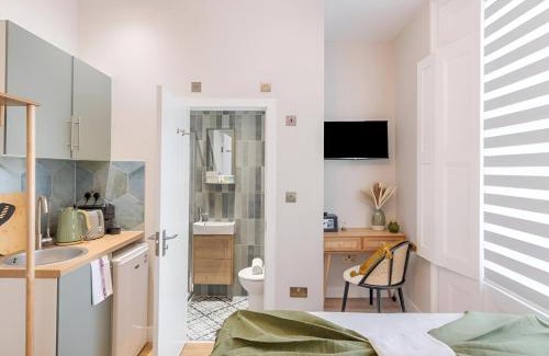 Dalston Apartment | Bright and Airy Studio with Minimalist Charm