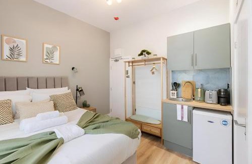 Dalston Apartment | Bright and Airy Studio with Minimalist Charm