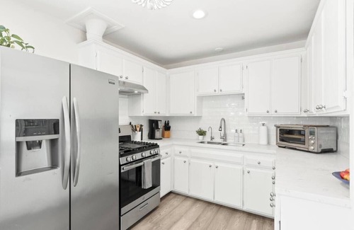 Del Rey House | Bright and Beachy Retreat in Marina Del Rey!