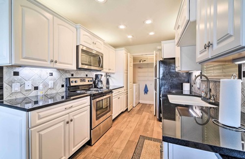 Corpus Christi Condo | Bright and Breezy Condo, 2 Mi to Whitecap Beach!