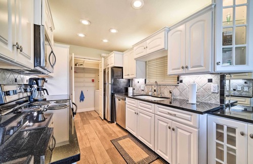 Corpus Christi Condo | Bright and Breezy Condo, 2 Mi to Whitecap Beach!