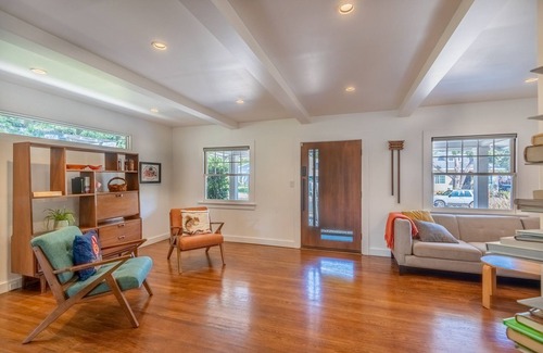 North Central House | Bright and charming bungalow with private yard – Close to Old Town Pasadena.