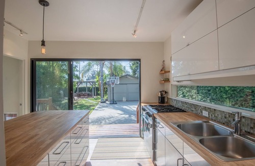 North Central House | Bright and charming bungalow with private yard – Close to Old Town Pasadena.