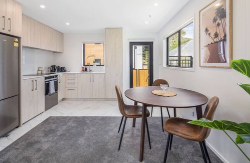 Lower Hutt House | Bright and Comfortable 2BR Stay on Rainey Grove