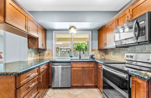 Wellington House | Bright and Comfy ~ 5 Star Location ~ Heated Pool