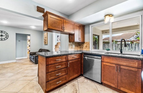 Wellington House | Bright and Comfy ~ 5 Star Location ~ Heated Pool