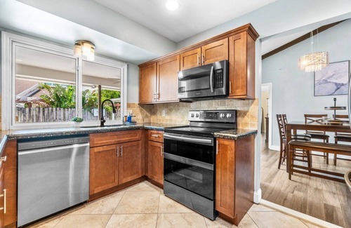 Wellington House | Bright and Comfy ~ 5 Star Location ~ Heated Pool