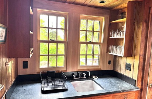 Chilmark Cottage | Bright and cozy menemsha cottage