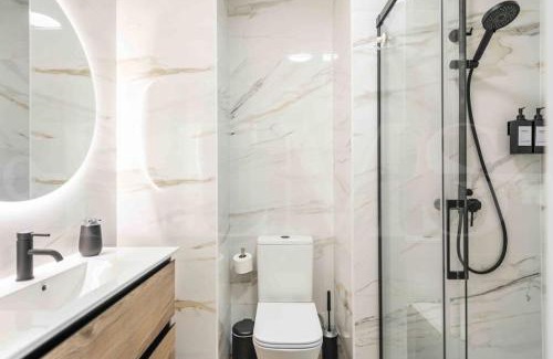 Parque Ayala Apartment | Bright and modern apartment by REMS