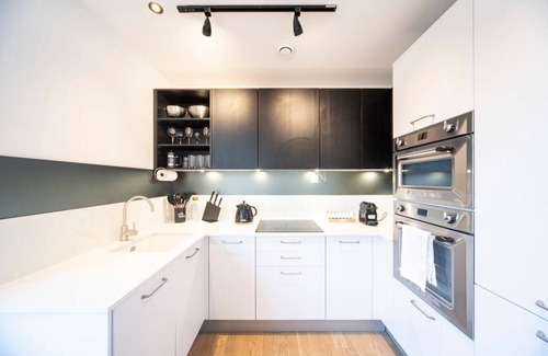 Kentish Town Apartment | Bright and Quiet | Spacious Apt with Balcony and Lift