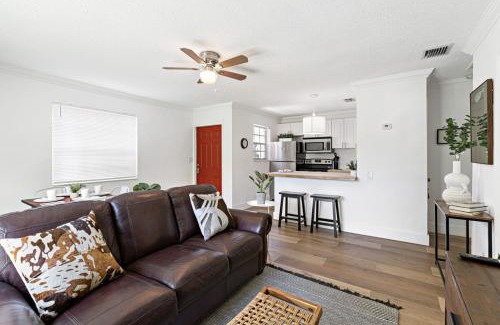 Sailboat Bend House | Bright and Spacious 2 BR Apartment
