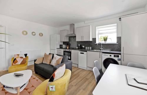 Old Trafford Apartment | Bright and Spacious 2 Bed Apartment in Saltash