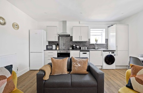 Old Trafford Apartment | Bright and Spacious 2 Bed Apartment in Saltash