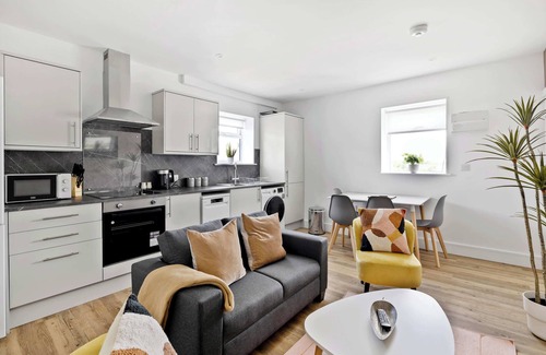 Old Trafford Apartment | Bright and Spacious 2 Bed Apartment in Saltash