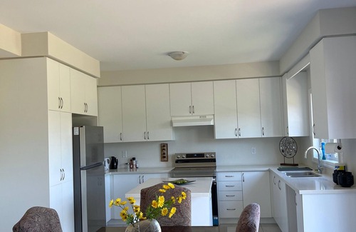Stayner House | Bright and Spacious Beach and Mountain Retreat. Couples, small and big families
