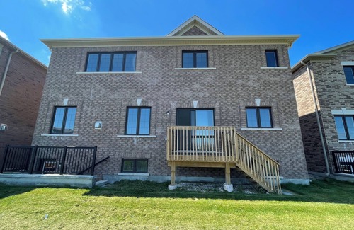 Stayner House | Bright and Spacious Beach and Mountain Retreat. Couples, small and big families