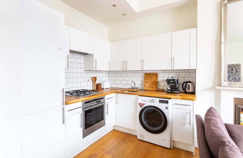St. Helen's Apartment | Bright and Spacious Notting Hill Nest