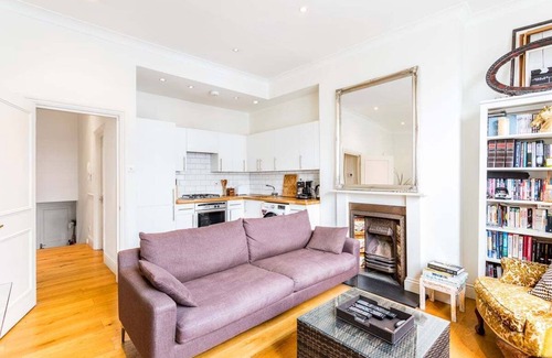 St. Helen's Apartment | Bright and Spacious Notting Hill Nest