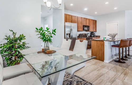 Jacarandas House | Bright and Spacious Home with Private Hot Tub, Free WiFi