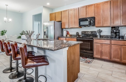 Jacarandas House | Bright and Spacious Home with Private Hot Tub, Free WiFi