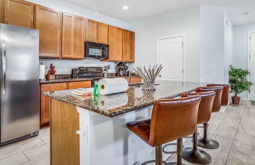 Jacarandas House | Bright and Spacious Home with Private Hot Tub, Free WiFi