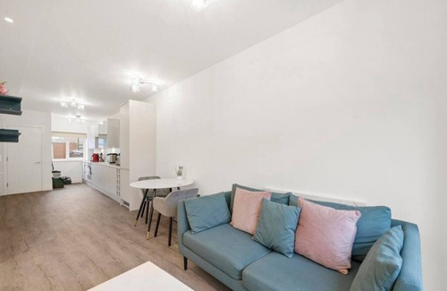 East Acton Apartment | Bright and stylish 1 bedroom flat, great location!