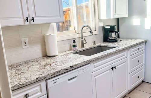 Southside House | Bright and Sunny Casa Christina-Pet Friendly-Has A/C