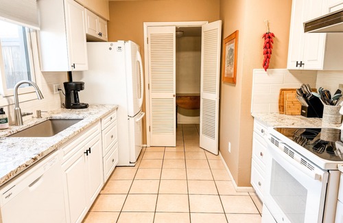Southside House | Bright and Sunny Casa Christina-Pet Friendly-Has A/C