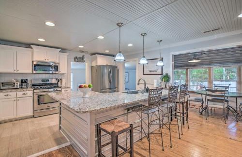 Murrells Inlet House | Bright and Sunny Home about 14 Mi to Myrtle Beach!