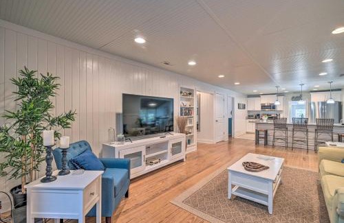 Murrells Inlet House | Bright and Sunny Home about 14 Mi to Myrtle Beach!