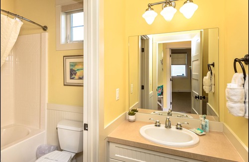 Oroville Cottage | Bright and sunny, inside and out, and just a short walk to Lake Osoyoos