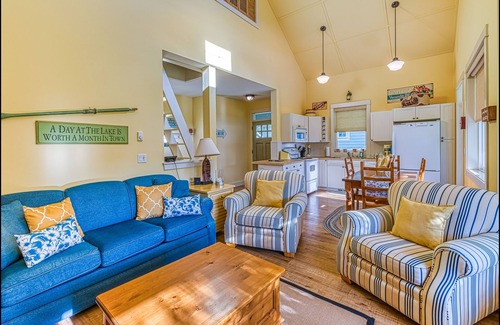 Oroville Cottage | Bright and sunny, inside and out, and just a short walk to Lake Osoyoos