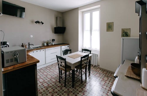 L'Isle-sur-la-Sorgue Apartment | "Bright apartment with pool and spa"