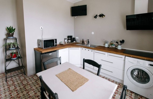 L'Isle-sur-la-Sorgue Apartment | "Bright apartment with pool and spa"