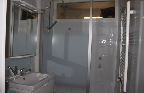Cahors Apartment | Bright apartment, 10 mn walk from town center, Valentré bridge, private parking.