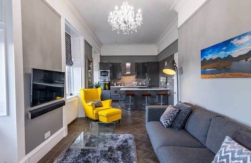 North West Apartment | Bright apartment in Ideal West End Location