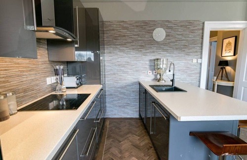 North West Apartment | Bright apartment in Ideal West End Location