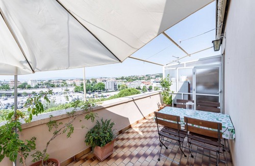 Pescara Apartment | Bright apartment that accommodates up to 4 people, equipped with all the comforts for a pleasant stay, with two bedrooms and a panoramic terrace that offers a beautiful view of the Maiella and Gran Sasso mountains. The accommodation is located in the cen