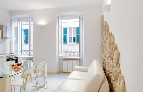 Sarzana Apartment | Bright apartment that can accommodate up to 2 people on two floors, located in a renovated period building in the heart of the historic city centre, in a completely pedestrian area just a few steps from the cathedral. The apartment, with a modern and ref