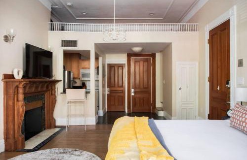 Back Bay Apartment | Bright Back Bay Studio