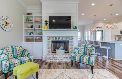 Long Beach House | Bright beach house steps from the sand & memories
