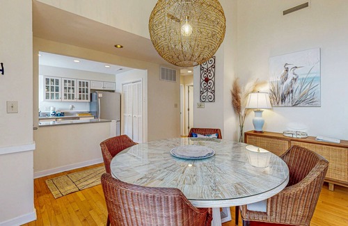 Kiawah Island Villa | Bright, beautiful home with screened-in porch, wood flooring, & AC - dogs ok