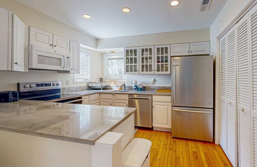 Kiawah Island Villa | Bright, beautiful home with screened-in porch, wood flooring, & AC - dogs ok
