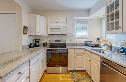 Kiawah Island Villa | Bright, beautiful home with screened-in porch, wood flooring, & AC - dogs ok