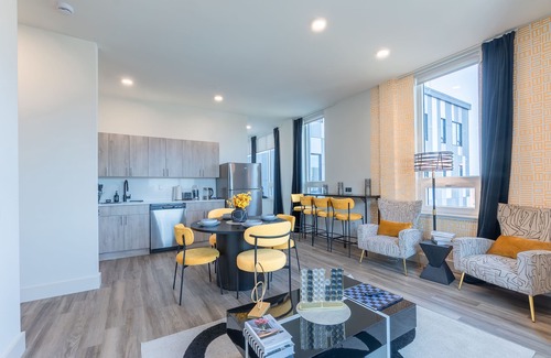 Downtown Newark Apartment | Bright & Bold Escape with NYC Views+Free Parking. Sleeps 9+2Baths! 20% Off 7days
