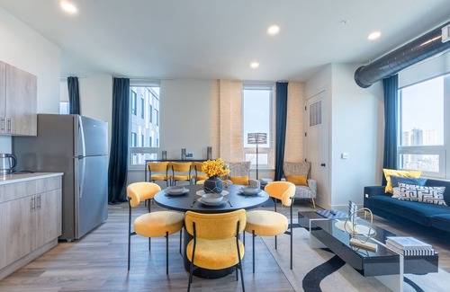 Downtown Newark Apartment | Bright & Bold Escape with NYC Views+Free Parking. Sleeps 9+2Baths! 20% Off 7days
