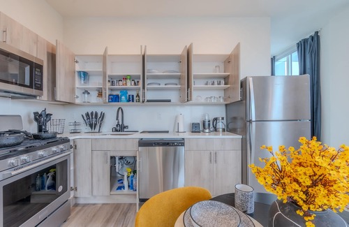Downtown Newark Apartment | Bright & Bold Escape with NYC Views+Free Parking. Sleeps 9+2Baths! 20% Off 7days