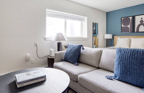 St. Elizabeth's Apartment | Bright Brighton Studio near Mission Park & Green Line, by Blueground