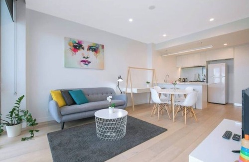 Spring Hill Apartment | Bright Brisbane CBD resort-style escape